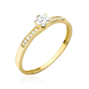Pierścionek złoty z centralną cyrkonią w sześciu łapkach i szyną zdobioną cyrkoniami