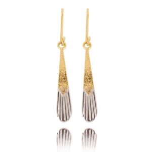 Złote kolczyki o klasycznej i ponadczasowej formie.