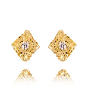 Złote kolczyki o klasycznej i ponadczasowej formie.