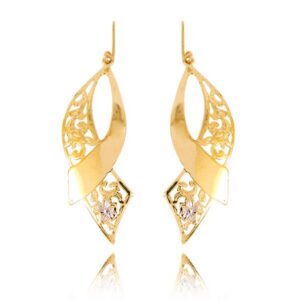 Złote kolczyki łączące elegancję i nowoczesny design.