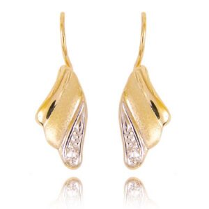 Złote kolczyki o klasycznej i ponadczasowej formie.