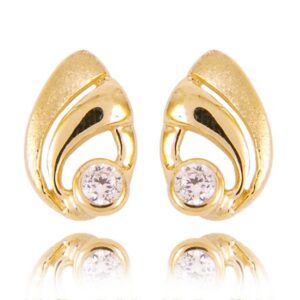 Złote kolczyki łączące elegancję i nowoczesny design.