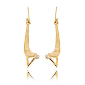 Złote kolczyki łączące elegancję i nowoczesny design.