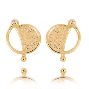 Eleganckie kolczyki ze złota z subtelnym blaskiem kamieni.