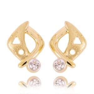 Złote kolczyki łączące elegancję i nowoczesny design.