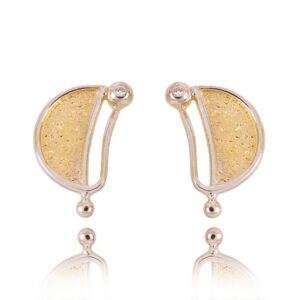 Złote kolczyki o klasycznej i ponadczasowej formie.