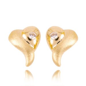 Eleganckie kolczyki ze złota z subtelnym blaskiem kamieni.