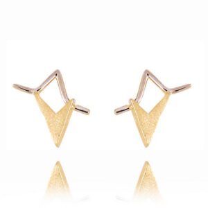 Złote kolczyki o klasycznej i ponadczasowej formie.