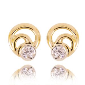 Stylowe kolczyki wykonane z wysokiej jakości złota.