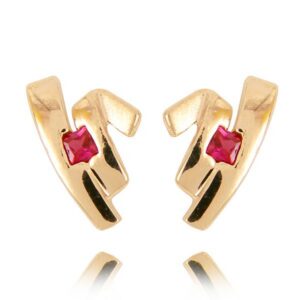 Złote kolczyki o klasycznej i ponadczasowej formie.