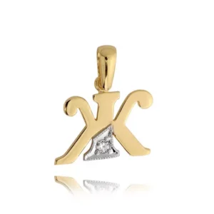 Złoty inicjał w delikatnej odsłonie.