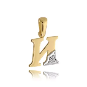 Złota literka jako elegancki talizman.