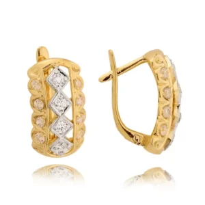 Złote kolczyki o klasycznej i ponadczasowej formie.