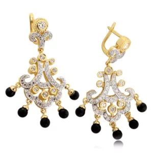 Kobieca biżuteria podkreślająca naturalny blask kamieni.