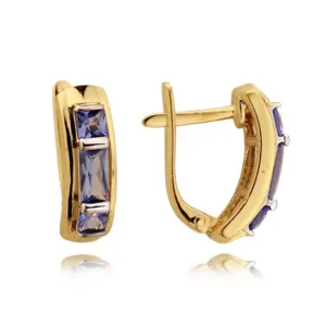 Złote kolczyki o klasycznej i ponadczasowej formie.