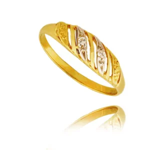 Złoty pierścionek podkreślający subtelny blask kamieni.