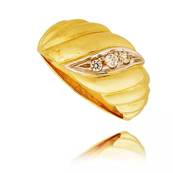 Pierścionek ze złota łączący klasykę z nowoczesnością.