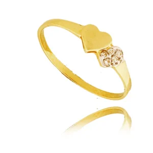 Złoty pierścionek podkreślający subtelny blask kamieni.