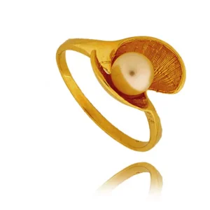 Stylowy pierścionek o eleganckiej i kobiecej formie.