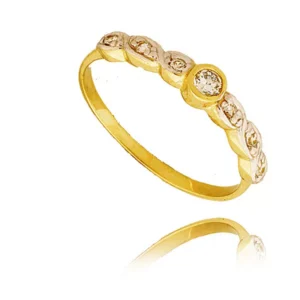 Złoty pierścionek podkreślający subtelny blask kamieni.