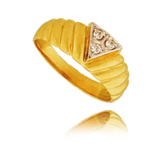 Pierścionek ze złota łączący klasykę z nowoczesnością.