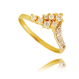 Złoty pierścionek podkreślający subtelny blask kamieni.