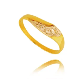 Złoty pierścionek podkreślający subtelny blask kamieni.