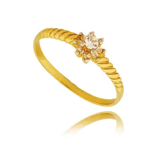 Złoty pierścionek podkreślający subtelny blask kamieni.