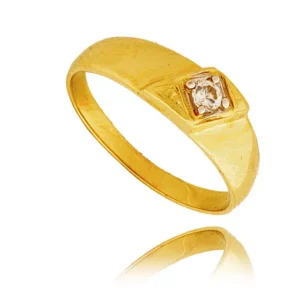 Złoty pierścionek podkreślający subtelny blask kamieni.