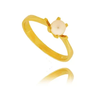 Złoty pierścionek podkreślający subtelny blask kamieni.