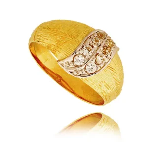 Złoty pierścionek podkreślający subtelny blask kamieni.