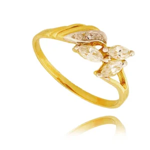 Złoty pierścionek podkreślający subtelny blask kamieni.