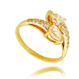 Złoty pierścionek podkreślający subtelny blask kamieni.