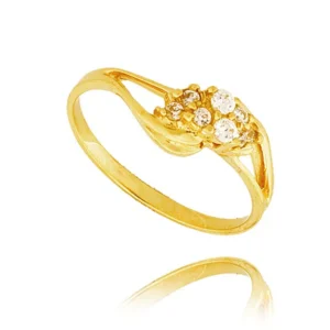 Złoty pierścionek podkreślający subtelny blask kamieni.