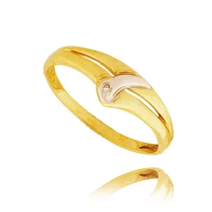 Złoty pierścionek podkreślający subtelny blask kamieni.