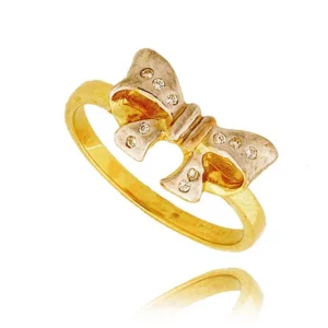 Złoty pierścionek podkreślający subtelny blask kamieni.