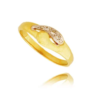 Złoty pierścionek podkreślający subtelny blask kamieni.