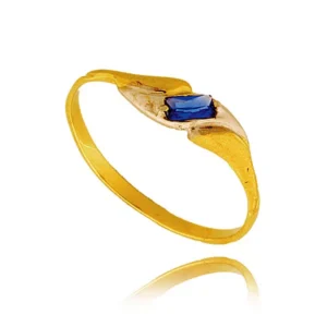 Złoty pierścionek podkreślający subtelny blask kamieni.