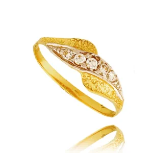 Pierścionek ze złota łączący klasykę z nowoczesnością.