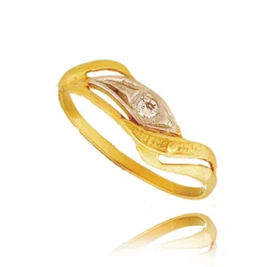 Złoty pierścionek podkreślający subtelny blask kamieni.