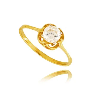 Pierścionek ze złota łączący klasykę z nowoczesnością.