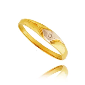 Pierścionek ze złota łączący klasykę z nowoczesnością.