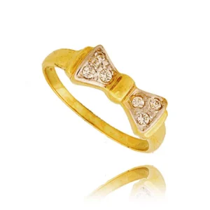 Złoty pierścionek podkreślający subtelny blask kamieni.