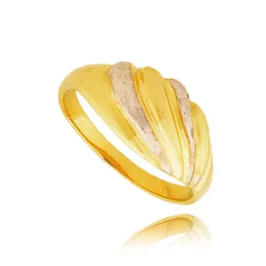 Złoty pierścionek podkreślający subtelny blask kamieni.