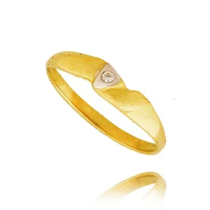 Pierścionek ze złota łączący klasykę z nowoczesnością.
