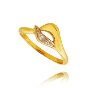 Stylowy pierścionek o eleganckiej i kobiecej formie.