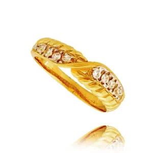 Złoty pierścionek podkreślający subtelny blask kamieni.