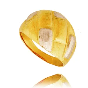 Złoty pierścionek podkreślający subtelny blask kamieni.