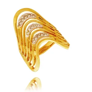 Złoty pierścionek podkreślający subtelny blask kamieni.