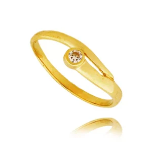 Pierścionek ze złota łączący klasykę z nowoczesnością.